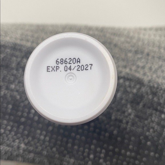 Universal Tinted Moisturizer SPF 46 - White - Picture 2 of 3